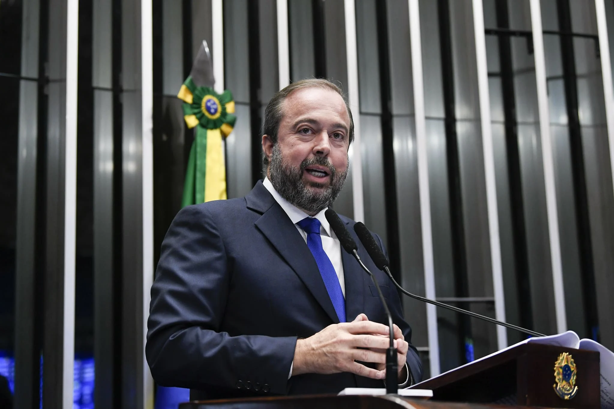 Governo discute fontes para atenuar tarifa de energia, diz ministro