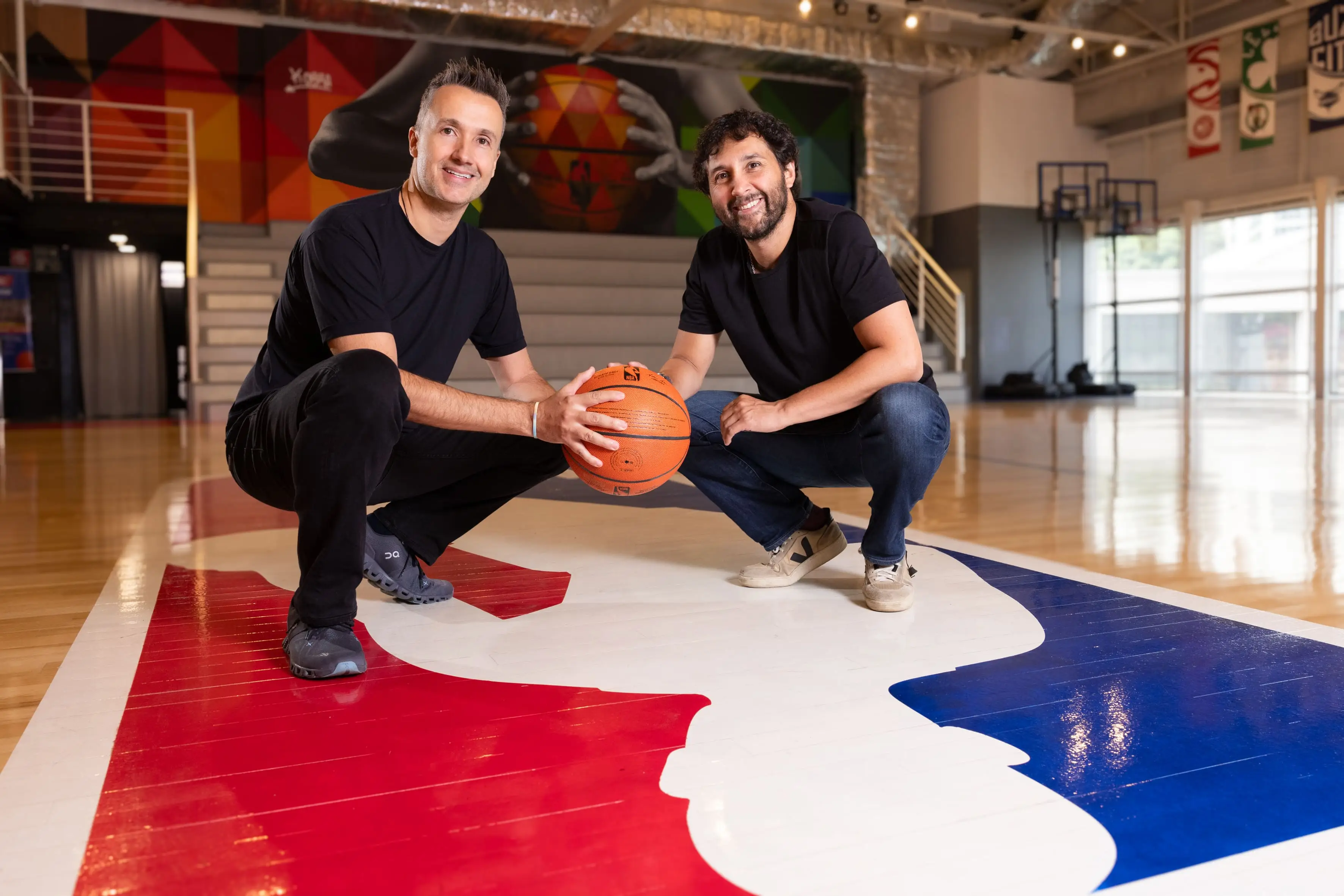 Rodrigo Vicentini, o head da NBA Brasil e Lisandro Lopez, CMO da XP Inc