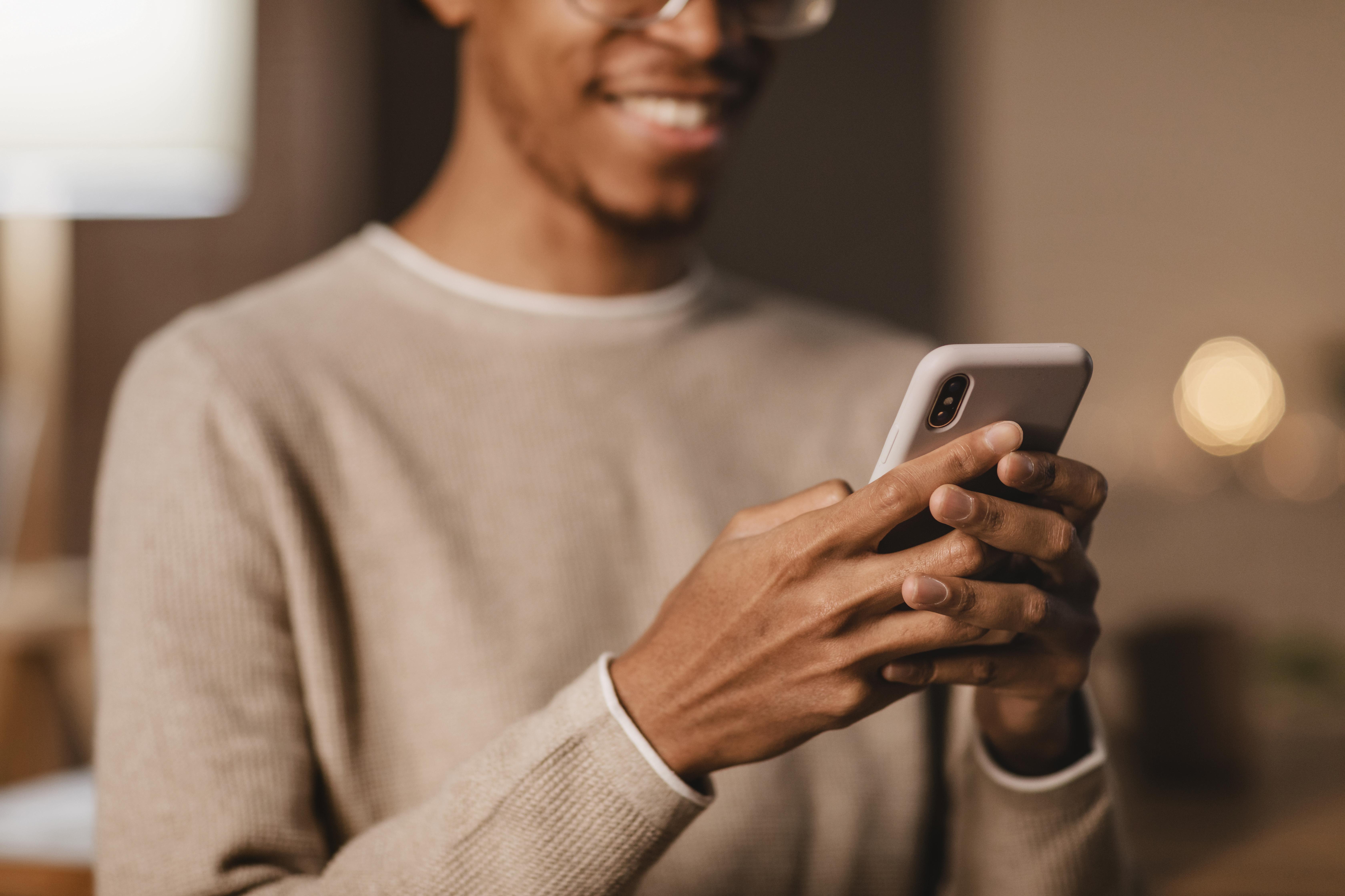 Jovem usando smartphone