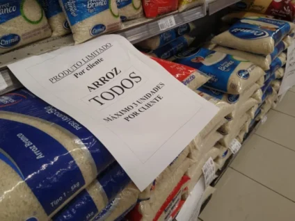 Supermercados racionam venda de alimentos