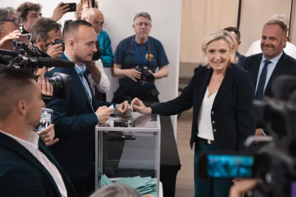 Marine Le Pen, líder de extrema direita, vota em eleição ao Parlamento Francês (Foto: RS Marine Le Pen)
