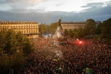 Apoiadores celebram vitória da esquerda nas eleições da França (Fotos Públicas)