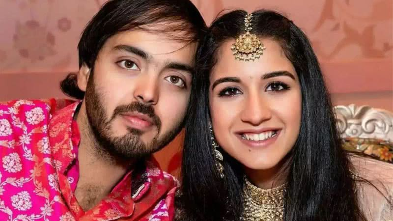 Anant Ambani à esquerda e Radhika Merchant à direita