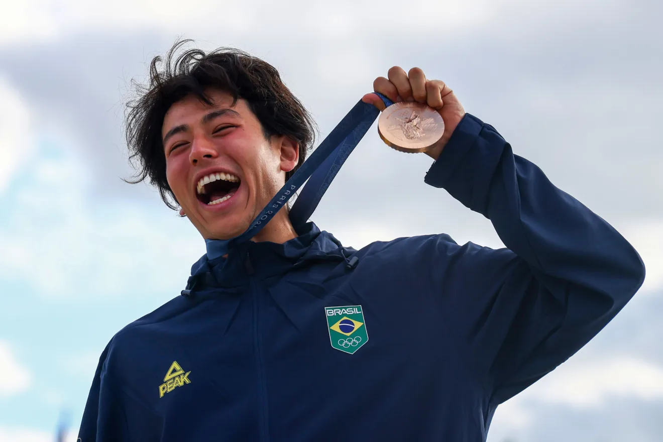  O atleta brasileiro Augusto Akio comemora a medalha de bronze na final olímpica que contou com três skatistas brasileiros (Foto: Luiza Moraes/COB)