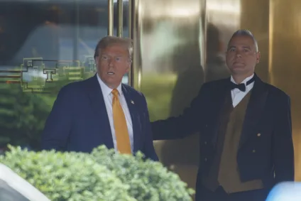 O ex-presidente americano Donald Trump deixa o hotel Trump Tower, na manhã desta terça-feira (14), em Nova York, rumo à Corte Criminal do estado de Nova York, onde está sendo julgado por comprar o silêncio de uma atriz pornô durante sua campanha de 2016. Nova York, EUA (Foto: Caio Guatelli)