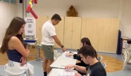 Campos Neto vota ao lado de sua filha