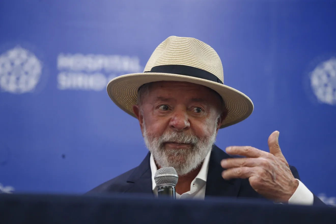 Presidente da República, Luiz Inácio Lula da Silva fala durante entrevista coletiva após cirurgia no hsopital Sírio-Libanês (Foto: Paulo Pinto/Agência Brasil)