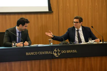 O futuro presidente do Banco Central, Gabriel Galípolo, ao lado de Roberto Campos Neto / Foto: Jose Cruz/Agência Brasil