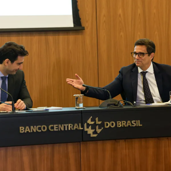 O futuro presidente do Banco Central, Gabriel Galípolo, ao lado de Roberto Campos Neto / Foto: Jose Cruz/Agência Brasil