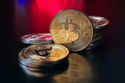 Representações do bitcoin — Foto: Erling Løken Andersen/Unsplash Este trecho é parte de conteúdo que pode ser compartilhado utilizando o link https://valor.globo.com/financas/criptomoedas/noticia/2025/03/13/bitcoin-volta-a-cair-aps-alvio-com-cenrio-macro-no-dia-anterior.ghtml ou as ferramentas oferecidas na página. Textos, fotos, artes e vídeos do Valor estão protegidos pela legislação brasileira sobre direito autoral. Não reproduza o conteúdo do jornal em qualquer meio de comunicação, eletrônico ou impresso, sem autorização do Valor (falecom@valor.com.br). Essas regras têm como objetivo proteger o investimento que o Valor faz na qualidade de seu jornalismo.