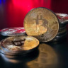 Representações do bitcoin — Foto: Erling Løken Andersen/Unsplash Este trecho é parte de conteúdo que pode ser compartilhado utilizando o link https://valor.globo.com/financas/criptomoedas/noticia/2025/03/13/bitcoin-volta-a-cair-aps-alvio-com-cenrio-macro-no-dia-anterior.ghtml ou as ferramentas oferecidas na página. Textos, fotos, artes e vídeos do Valor estão protegidos pela legislação brasileira sobre direito autoral. Não reproduza o conteúdo do jornal em qualquer meio de comunicação, eletrônico ou impresso, sem autorização do Valor (falecom@valor.com.br). Essas regras têm como objetivo proteger o investimento que o Valor faz na qualidade de seu jornalismo.