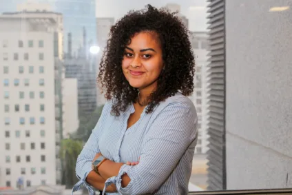 Mulher negra, jornalista, Fernanda Capelli, especialista em economia e mercado financeiro