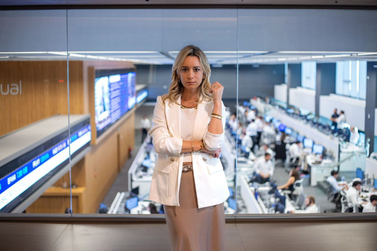 Mulher loira, empreendedora na frente de uma empresa/ Foto de Andressa Bergamo fundadora da AVG Capital