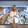 Mulher loira, empreendedora na frente de uma empresa/ Foto de Andressa Bergamo fundadora da AVG Capital