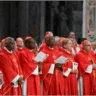Cardeais vestidos de vermelhos enfileirados um do lado do outro. Imagem que ilustra a matéria: Conclave 2025: Quanto custa escolher um novo Papa?