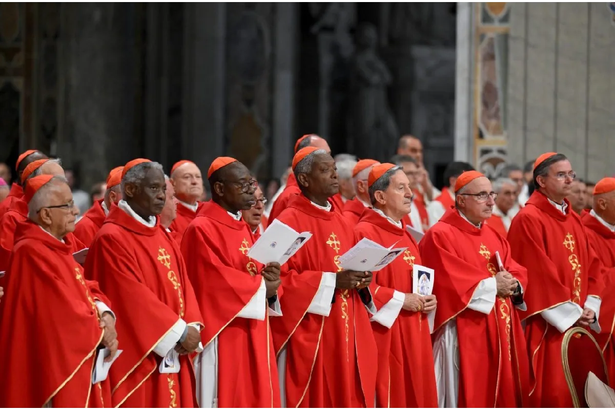 Cardeais vestidos de vermelhos enfileirados um do lado do outro. Imagem que ilustra a matéria: Conclave 2025: Quanto custa escolher um novo Papa? Cardeais vestidos de vermelhos enfileirados um do lado do outro. Imagem que ilustra a matéria: Conclave 2025: Quanto custa escolher um novo Papa?