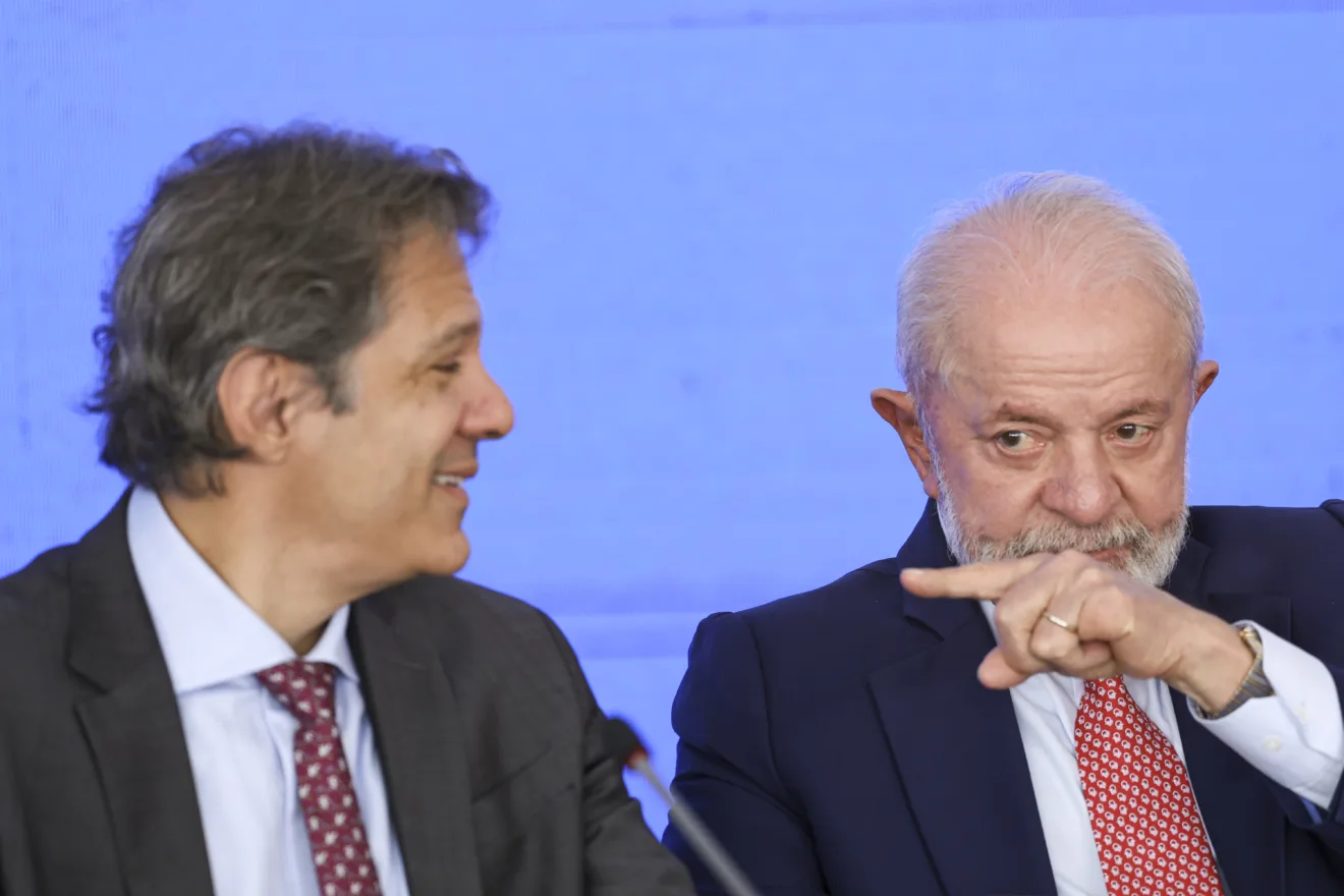 Brasília (DF), 12/02/2025 - O ministro da Fazenda, Fernando Haddad, e o presidente Luiz Inácio Lula da Silva participam da cerimônia que celebra um ano do programa Nova Indústria Brasil e do lançamento da Missão 6: Tecnologias de Interesse para a Soberania e Defesa Nacionais, no Palácio do Planalto. Foto: Marcelo Camargo/Agência Brasil