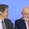 Brasília (DF), 12/02/2025 - O ministro da Fazenda, Fernando Haddad, e o presidente Luiz Inácio Lula da Silva participam da cerimônia que celebra um ano do programa Nova Indústria Brasil e do lançamento da Missão 6: Tecnologias de Interesse para a Soberania e Defesa Nacionais, no Palácio do Planalto. Foto: Marcelo Camargo/Agência Brasil