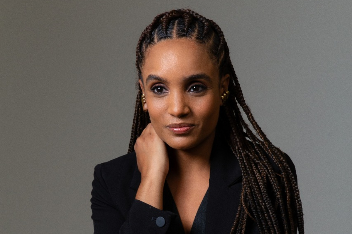 Na foto temos uma um mulher negra com traças afro. Foto ilustração da matéria: Gestação e a estratégia: a escolha consciente de ser mãe