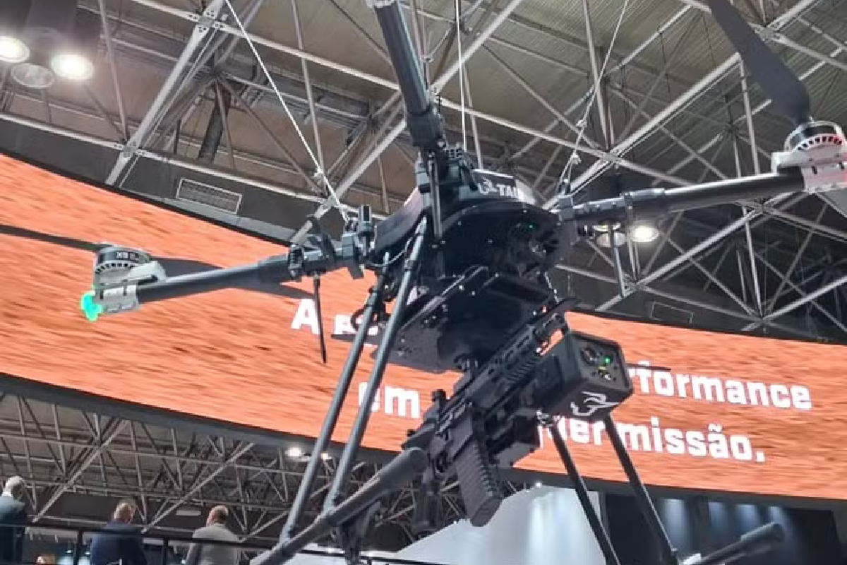 Taurus-leva-prototipo-de-drone-armado-com-fuzil-para-feira-militar
