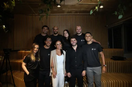 Time da Finscale, escola de negócios, reunidos em uma foto
