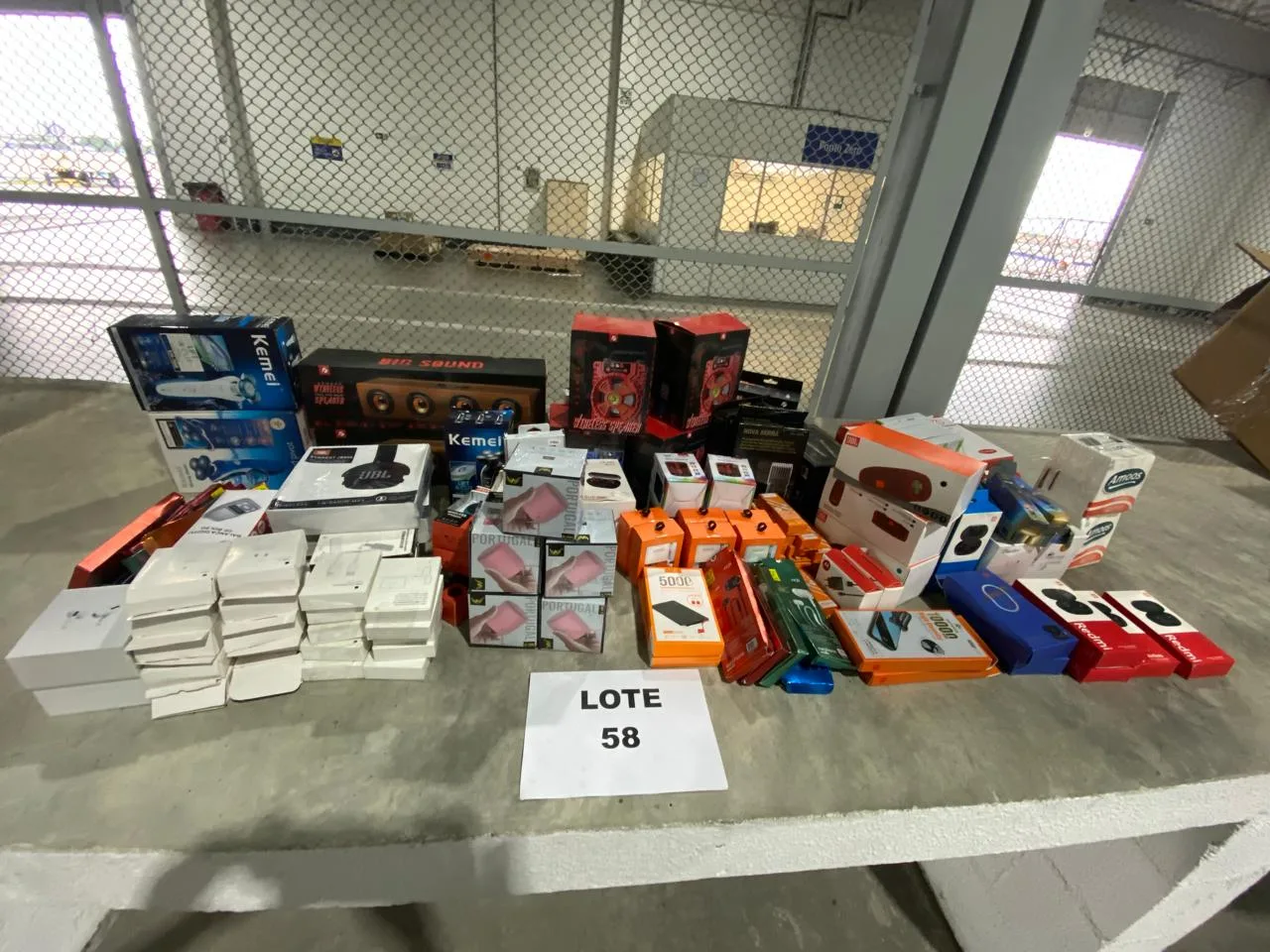 iPhones e carros a partir de R$ 700? Receita Federal realiza leilão bombástico em SP