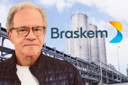Empresário Nelson Tanure ao lado do logo da Braskem