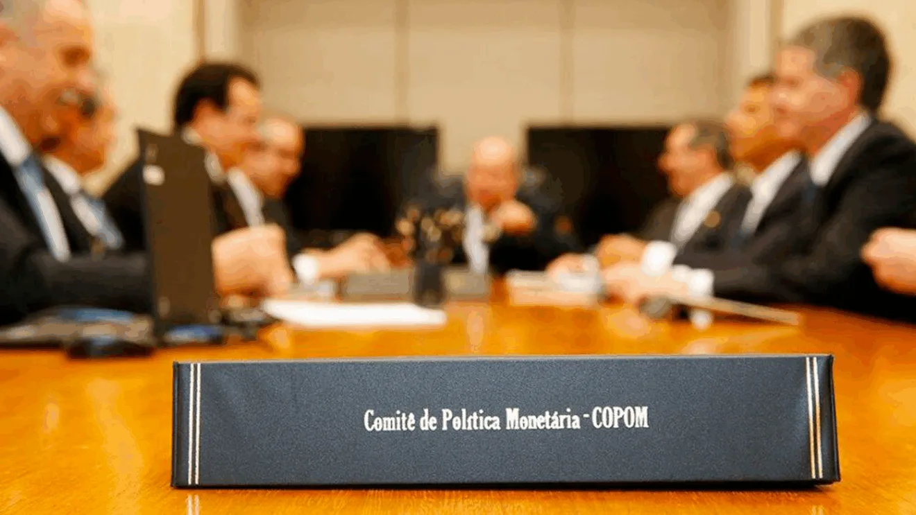 Copom eleva Selic a 14,75%, maior nível de juros em quase 20 anos Copom eleva Selic a 14,75%, maior nível de juros em quase 20 anos
