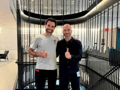 Diego Barreto (à esquerda), CEO do iFood, e Dara Khosrowshahi, CEO da Uber, em Nova York para o anúncio da parceria entre as duas gigantes de tecnologia (Foto: Uber/Reprodução)