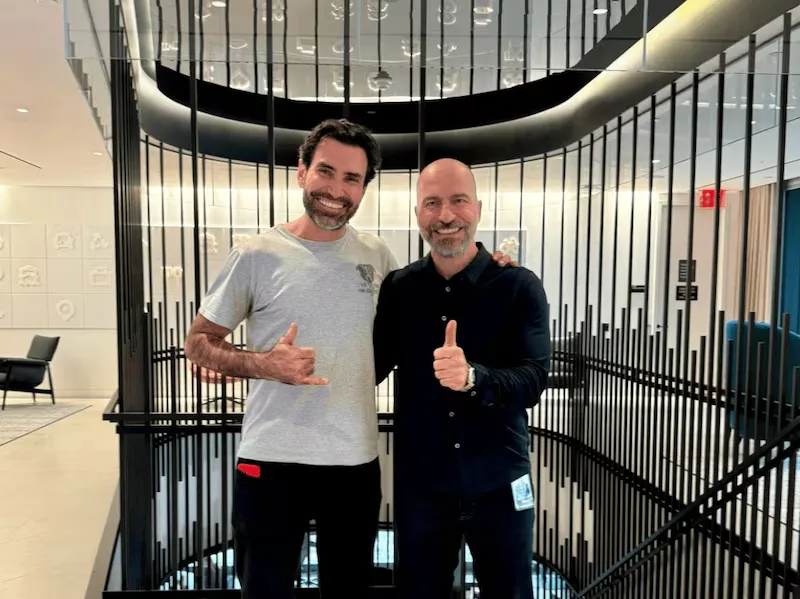Diego Barreto (à esquerda), CEO do iFood, e Dara Khosrowshahi, CEO da Uber, em Nova York para o anúncio da parceria entre as duas gigantes de tecnologia (Foto: Uber/Reprodução)