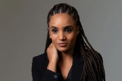 Na foto temos uma um mulher negra com traças afro. Foto ilustração da matéria: Gestação e a estratégia: a escolha consciente de ser mãe