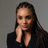 Na foto temos uma um mulher negra com traças afro. Foto ilustração da matéria: Gestação e a estratégia: a escolha consciente de ser mãe