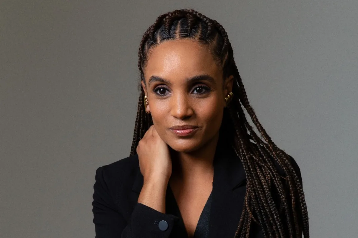 Na foto temos uma um mulher negra com traças afro. Foto ilustração da matéria: Gestação e a estratégia: a escolha consciente de ser mãe