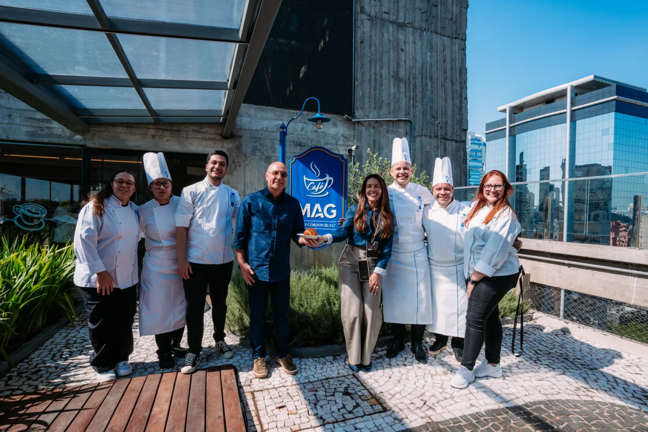Executivos do Grupo MAG em frente ao Café MAG
