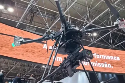 Taurus-leva-prototipo-de-drone-armado-com-fuzil-para-feira-militar