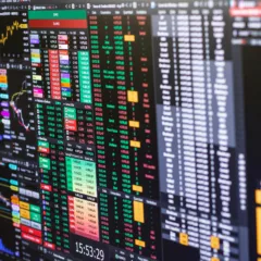 O Ibovespa fechou a sessão desta terça-feira (24) com alta de 0,45%, aos 137.164,61 pontos (Foto: Rômulo Queiroz/Pexels)