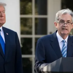 Trump e Powell têm "trocado farpas" sobre o corte da taxa de juros dos EUA (Foto: reprodução/BBC)
