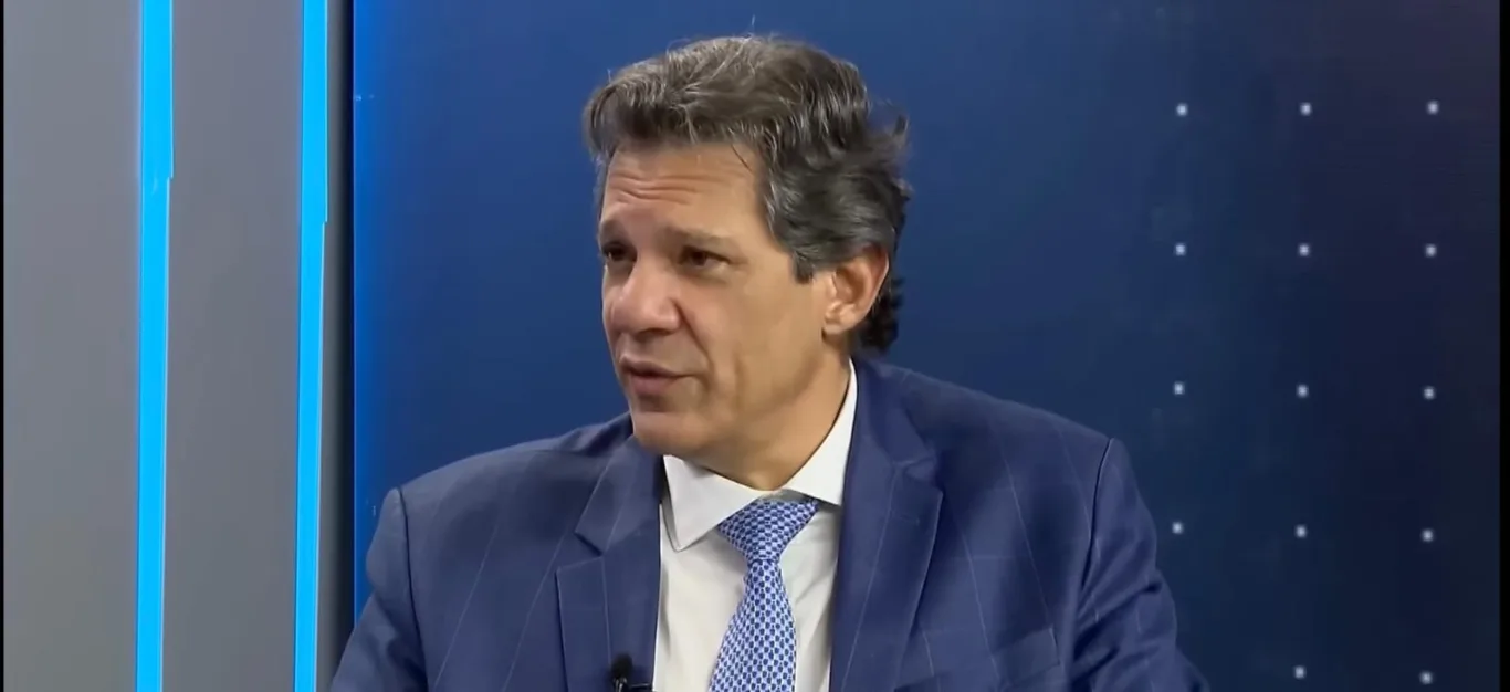 Fernando Haddad, ministro da Fazenda, concedeu entrevista à Record na noite de terça-feira (24) (Foto: reprodução/Youtube Record)