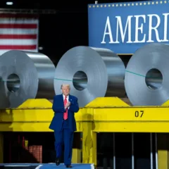 Donald Trump em visita a siderúrgica na Pensilvânia (Foto: Reprodução/Casa Branca)