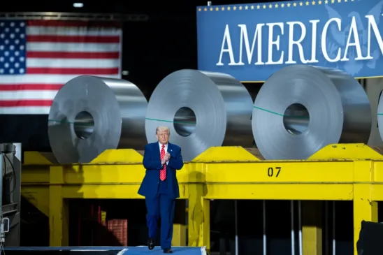 Donald Trump em visita a siderúrgica na Pensilvânia (Foto: Reprodução/Casa Branca)