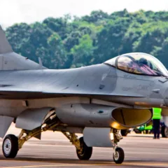 De acordo com a Reuters, foram enviados os caças F-16, F-22 e F-35 (Foto: Reprodução/TechBreak/Wikipedia)