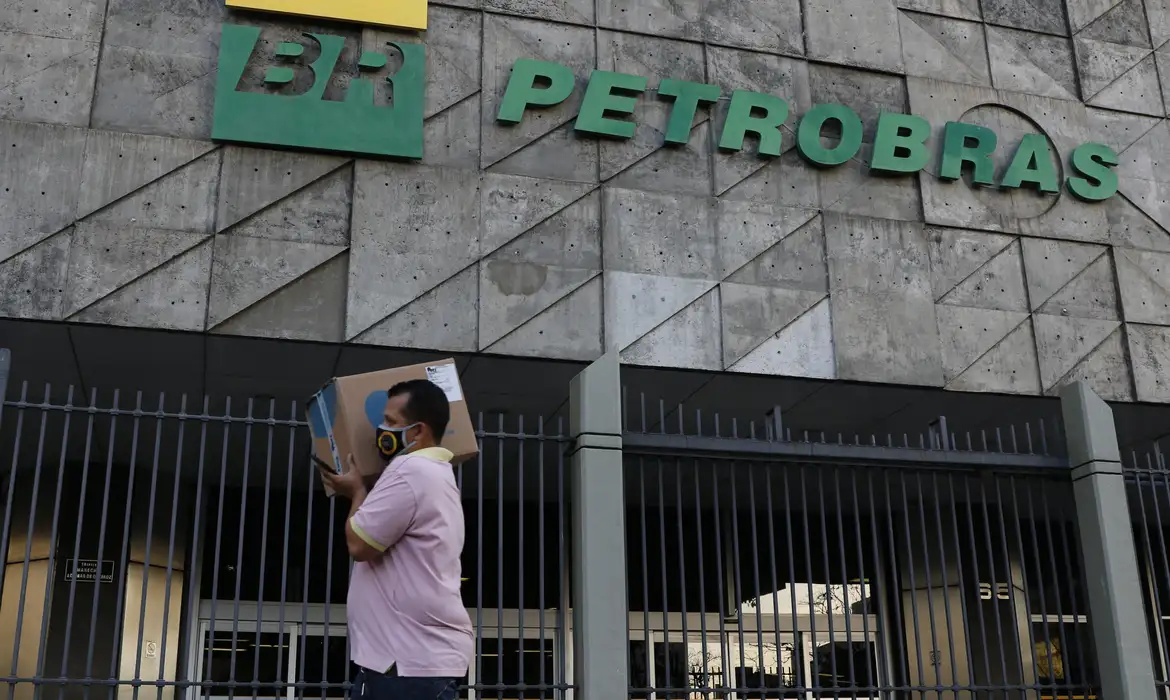 Petrobras (PETR4) reverte prejuízo e lucra R$ 26,65 bi no 2T25