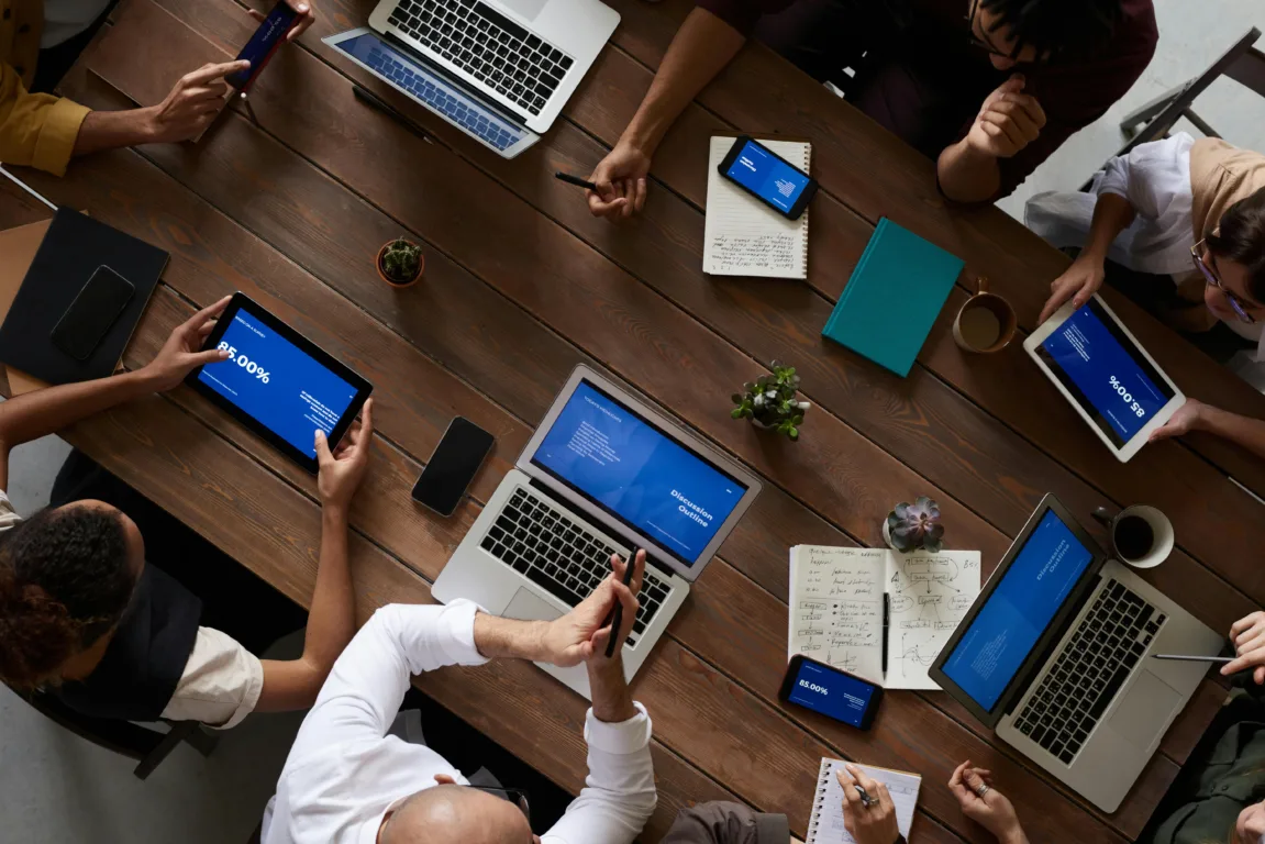 O uso de computadores nas atividades aumento seis pontos percentuais de 2022 para 2025. (Foto: Fauxels/Pexels)