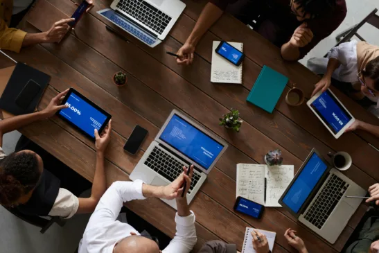 O uso de computadores nas atividades aumento seis pontos percentuais de 2022 para 2025. (Foto: Fauxels/Pexels)