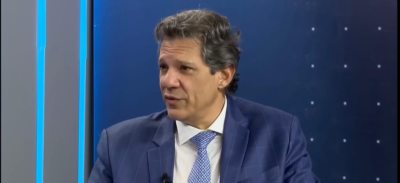 Fernando Haddad, ministro da Fazenda, concedeu entrevista à Record na noite de terça-feira (24) (Foto: reprodução/Youtube Record)