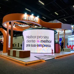 Foto do estande do banco Inter no VTEX Day 2025. Foto ilustração da matéria: Influência que vende: como a voz por trás da marca impulsiona o e-commerce?