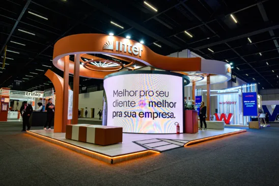 Foto do estande do banco Inter no VTEX Day 2025. Foto ilustração da matéria: Influência que vende: como a voz por trás da marca impulsiona o e-commerce?
