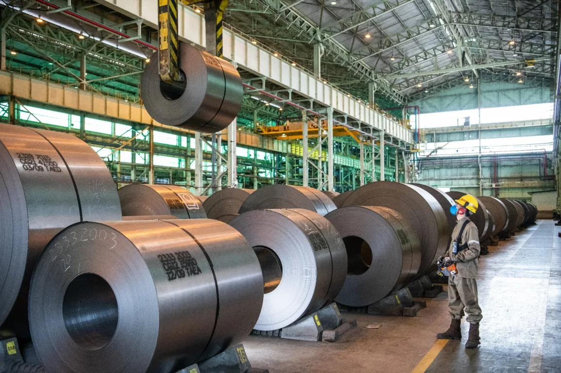 O novo preço alvo é de R$ 5,90, com potencial de alta de 20% em relação ao fechamento de segunda-feira (16) (Foto: Reprodução/Bloomberg Linea)