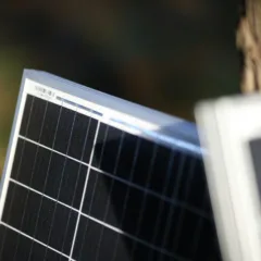 As empresas terão acesso a crédito na compra de equipamentos e insumos como biocombustíveis, energia solar, éolica e biomassa (Foto: Newpowa/Unplash)