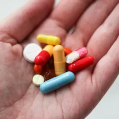 Hidrocortisona (usado em cremes para coceira), ibuprofeno (usada em analgésicos), acetaminofeno (também usado em analgésicos) de todo o país são majoritariamente importados da China. (Foto: Ksenia Yakovleva/Unplash)